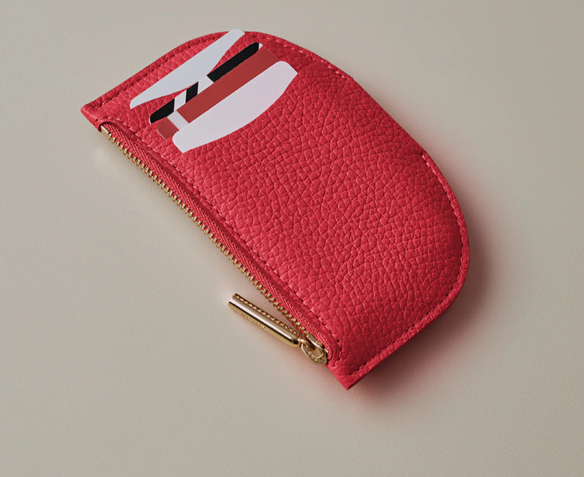 Elegant and practical leather cardholder, perfect for minimalists on the go.